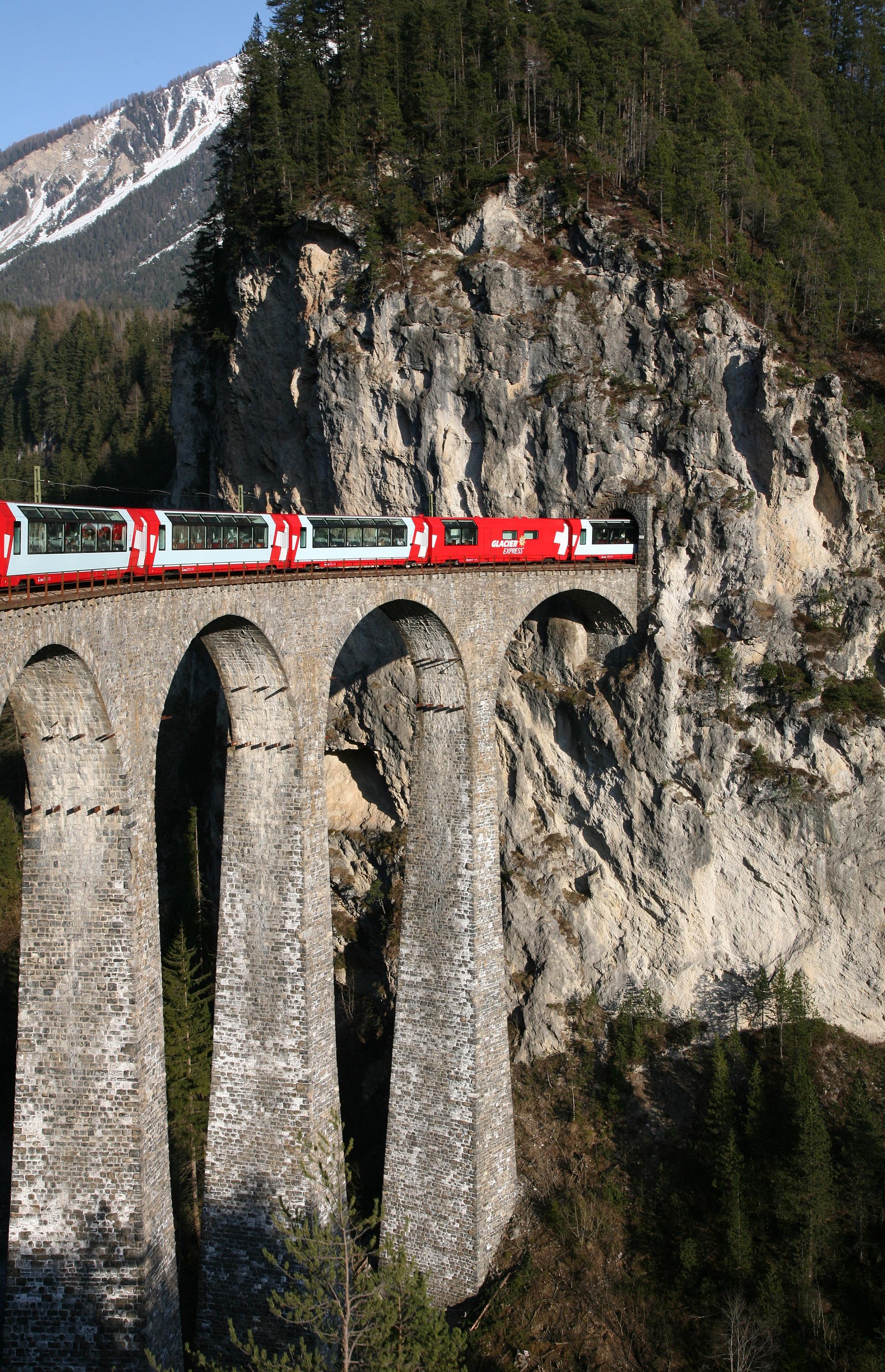 Pociągi panoramiczne – Glacier Express i Bernina Express