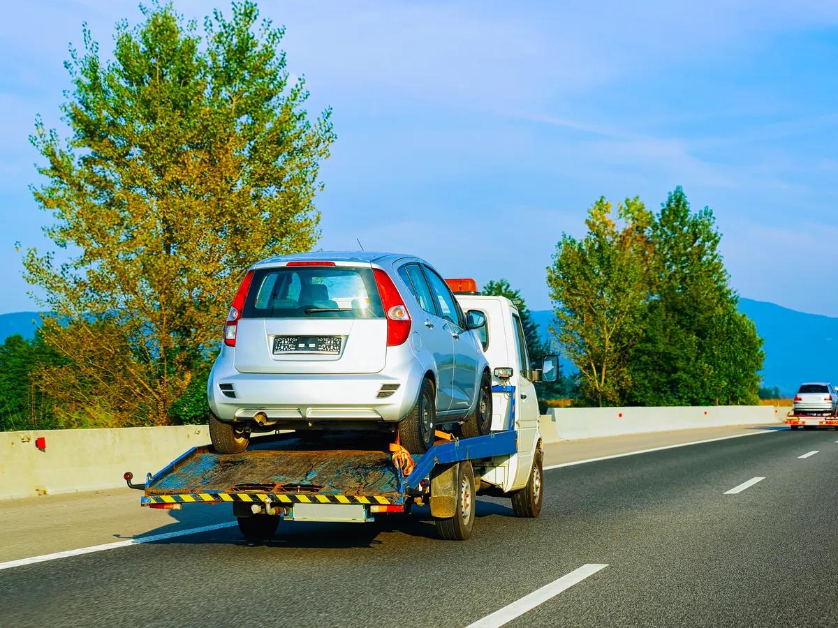 Laweta przewożąca samochód autostradą