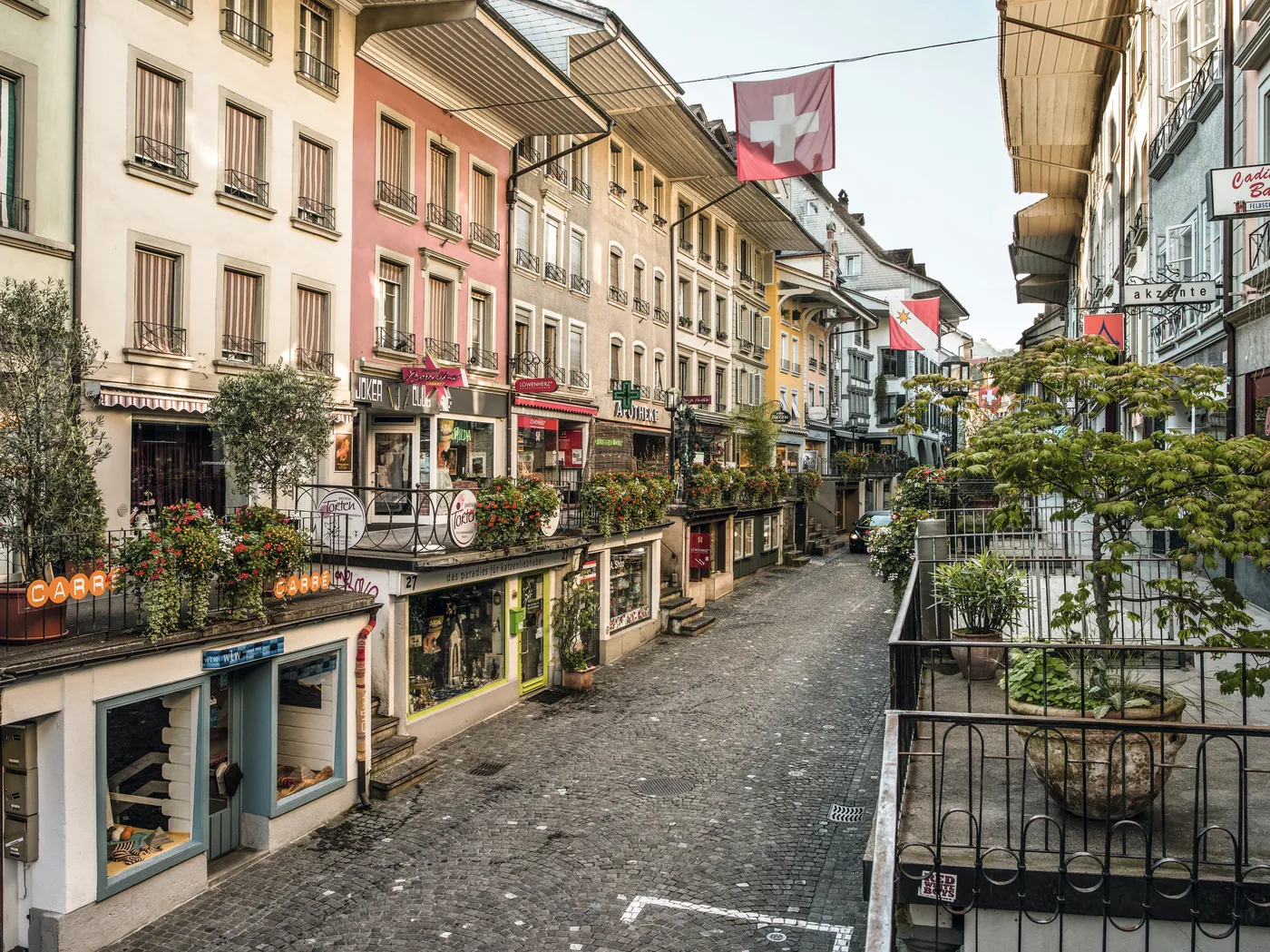 Starówka Thun — spacer po dachach sklepów