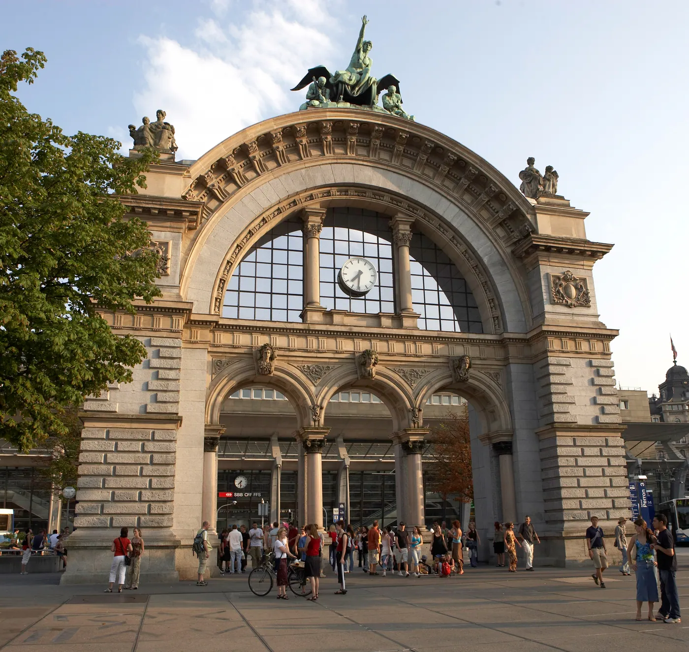 Zeitgeist na łuku bramnym (dworzec Lucerna)