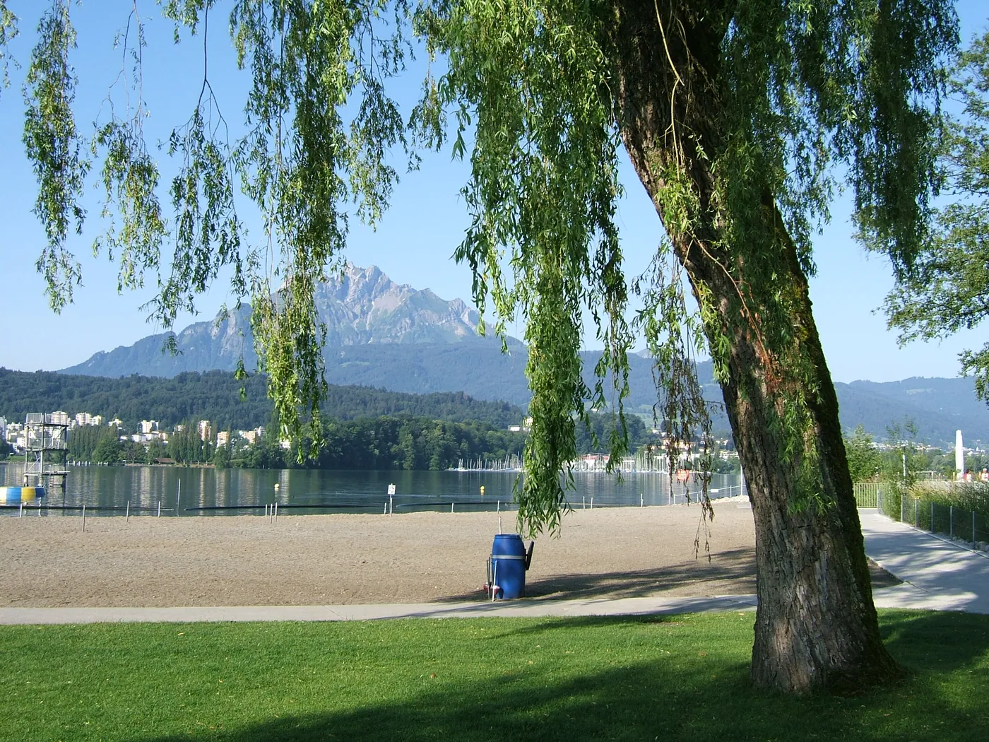 Lido w Lucernie — plaża nad jeziorem